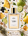 N°228 circondato dagli ingredienti delle sue note olfattive